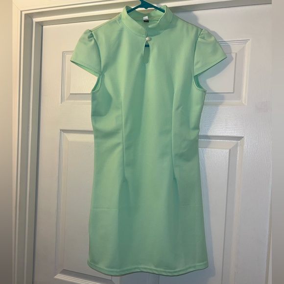 $1 GREEN DRESS ASIAN SIZE XL BUT ITS MORE OF A MED. NEW. $1 WITH ANY $10 ORDER O - Picture 2 of 9